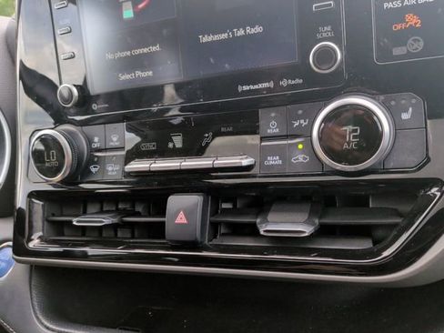 Used 2021 Toyota Highlander XLE FWD image 25