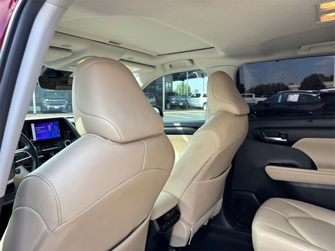 Used 2023 Toyota Highlander XLE image 28