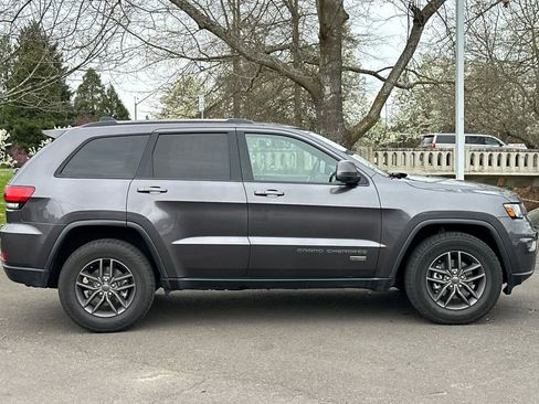 Used 2016 Jeep Grand Cherokee Laredo 75th Anniversary image 8