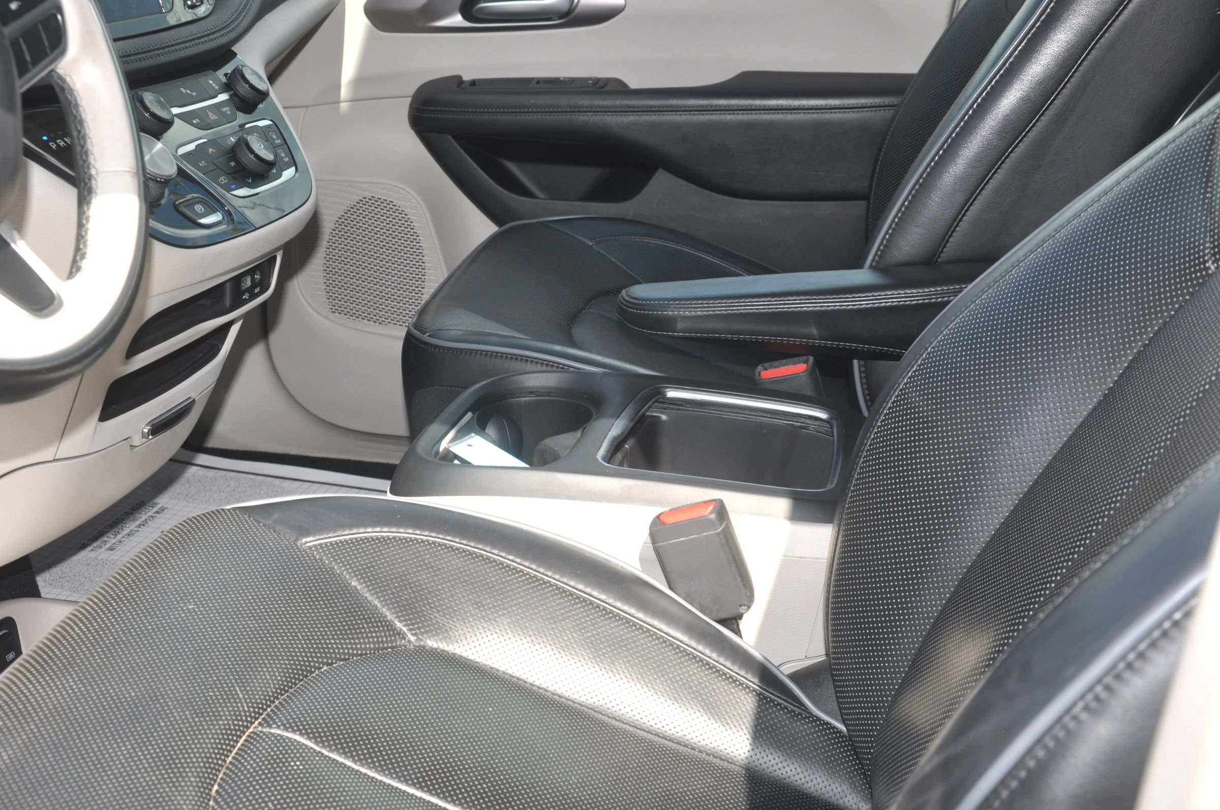 Used 2018 Chrysler Pacifica Limited FWD image 37