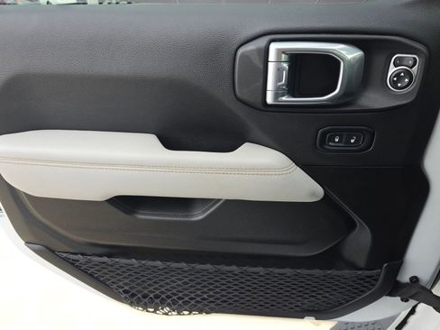 Used 2023 Jeep Gladiator Overland image 11