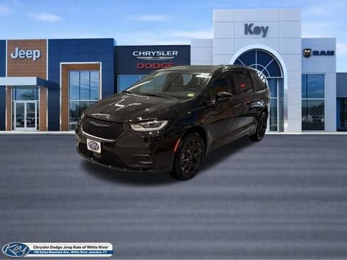New 2026 Chrysler Pacifica Select w/ S Appearance Package image 1
