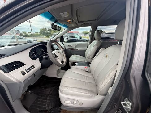 Used 2014 Toyota Sienna XLE w/ XLE Premium Package FWD image 12