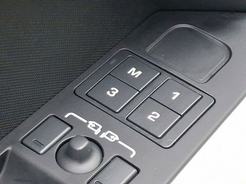 Used 2024 Land Rover Defender 110 S image 27