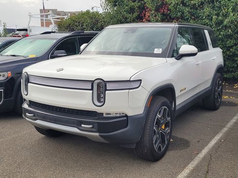 Used 2023 Rivian R1S Launch Edition image 3