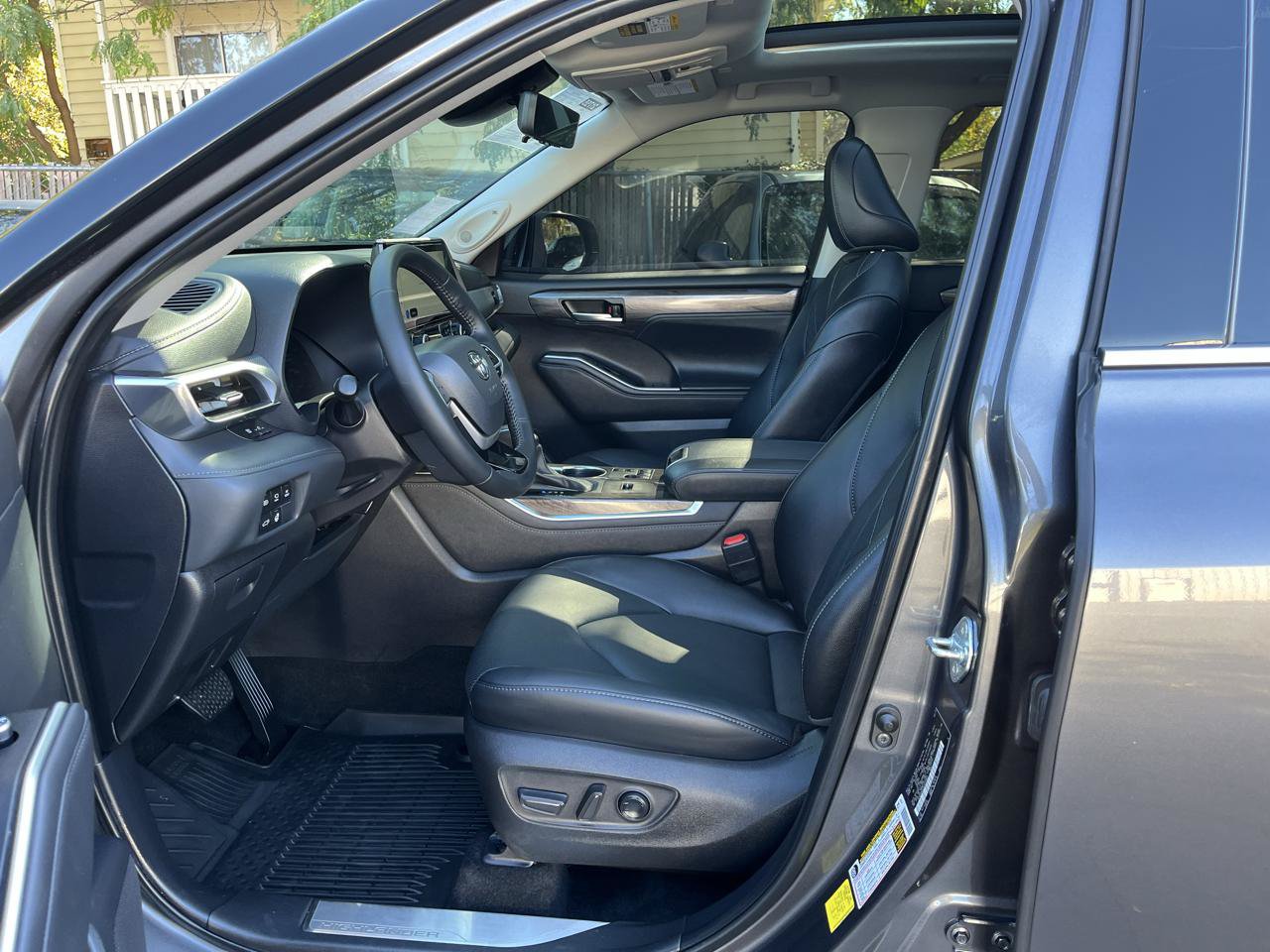 Used 2025 Toyota Highlander Platinum AWD/4WD image 4