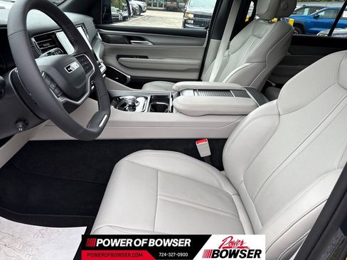 Used 2025 Jeep Wagoneer 4WD w/ Premium Group I image 9