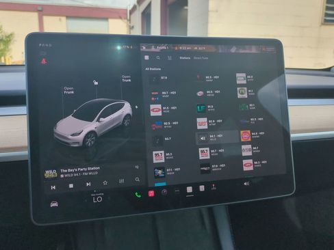 Used 2024 Tesla Model Y Long Range AWD/4WD image 21