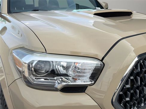 Used 2018 Toyota Tacoma TRD Sport image 9