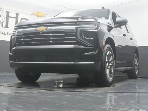 Used 2025 Chevrolet Suburban LT w/ Comfort Package AWD/4WD image 4