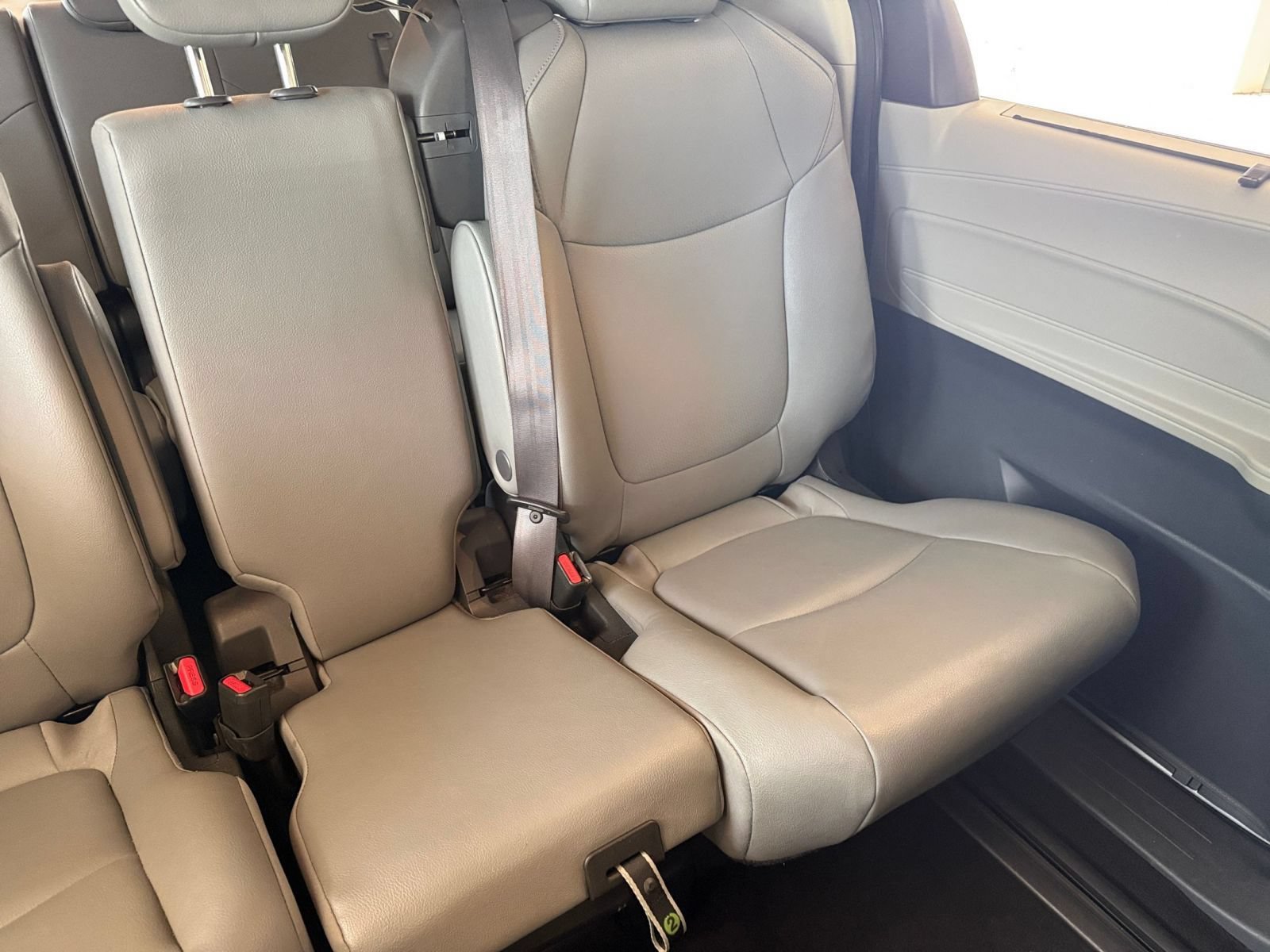 Used 2024 Toyota Sienna XLE FWD image 39