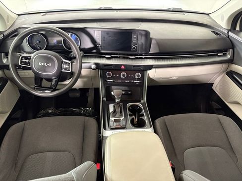 Used 2022 Kia Carnival LX image 31
