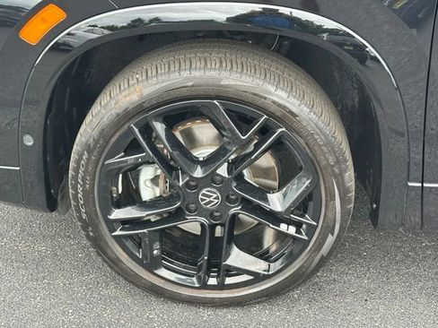 Certified 2025 Volkswagen Tiguan SE R-Line AWD/4WD image 10