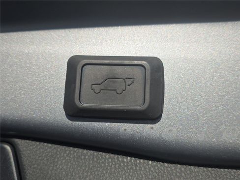 Used 2023 Toyota RAV4 XLE Premium image 9