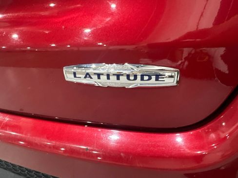 Used 2025 Jeep Compass Latitude w/ Sun & Sound Group AWD/4WD image 33