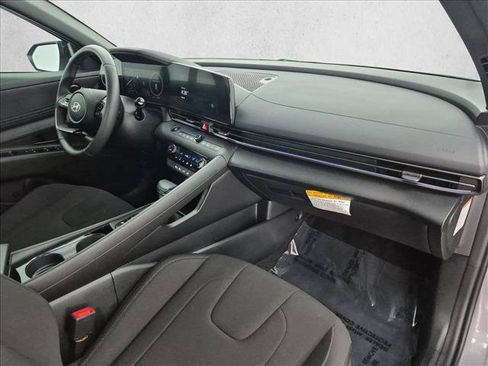 Certified 2025 Hyundai Elantra SEL FWD image 24