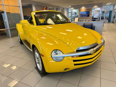 Used 2004 Chevrolet SSR w/ Preferred Equipment Group image 8
