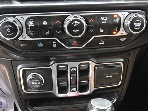 Used 2022 Jeep Wrangler Unlimited Sahara w/ Cold Weather Group AWD/4WD image 19