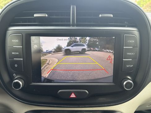 Used 2025 Kia Soul LX w/ LX Technology Package FWD image 25