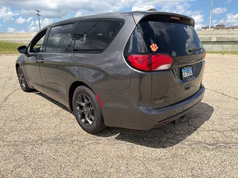 Used 2019 Chrysler Pacifica Touring Plus w/ S Appearance Package FWD image 5