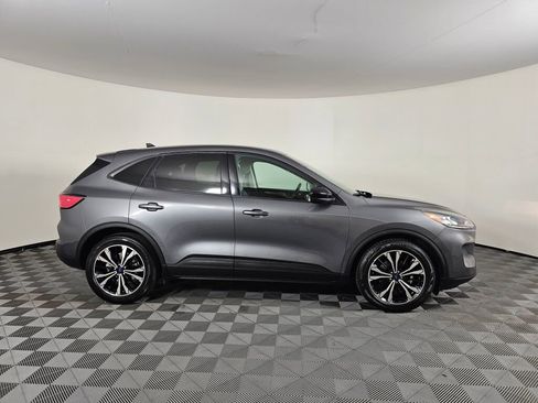 Used 2022 Ford Escape SE w/ SE Sport Appearance Package image 2