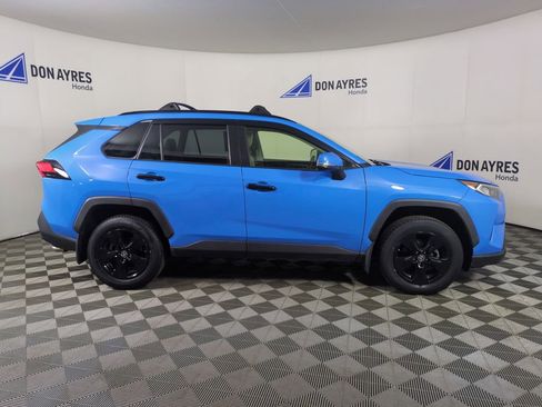 Used 2019 Toyota RAV4 XLE AWD/4WD image 8