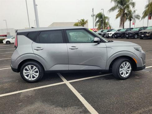 Used 2025 Kia Soul LX image 3