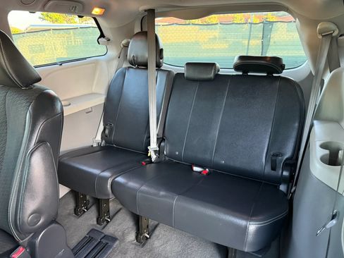 Used 2014 Toyota Sienna SE FWD image 20