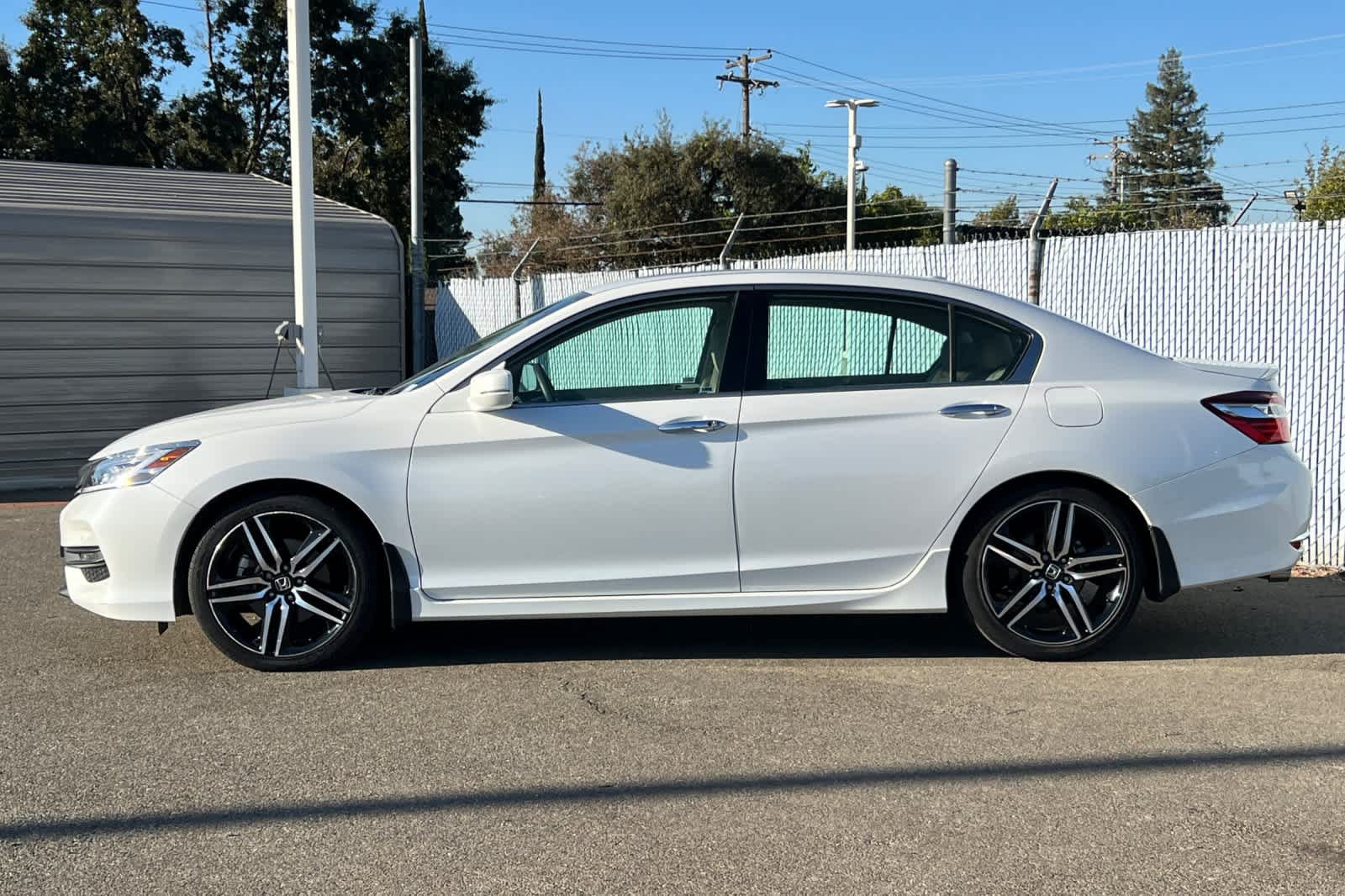 Used 2017 Honda Accord Touring image 2