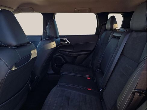 Used 2024 Mitsubishi Outlander SE image 10