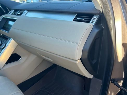 Used 2017 Land Rover Range Rover Evoque SE Premium image 26