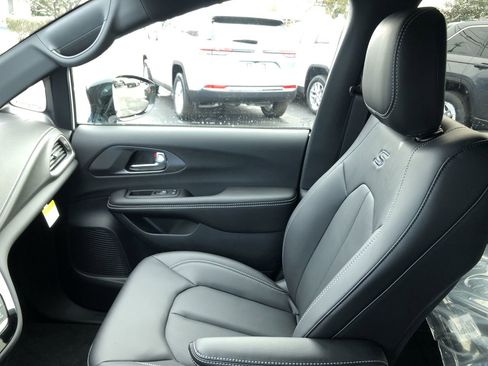 New 2026 Chrysler Pacifica Select image 32