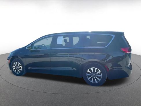 Used 2023 Chrysler Pacifica Touring-L image 9