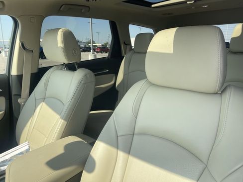Used 2020 Buick Enclave Essence FWD image 7
