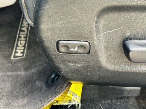 Used 2019 Toyota Highlander XLE FWD image 29