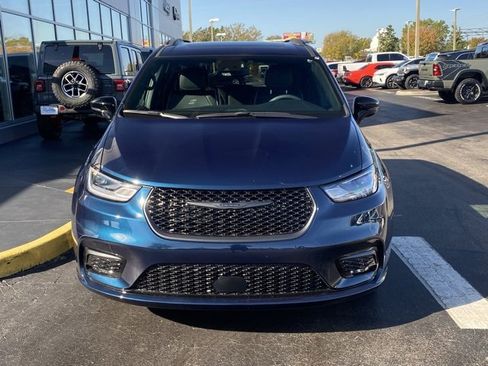 Used 2024 Chrysler Pacifica Limited w/ S Appearance Package image 3