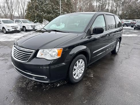 Used 2015 Chrysler Town & Country Touring image 7