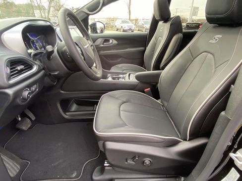 New 2026 Chrysler Pacifica Limited image 15