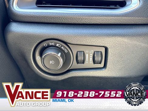 Used 2025 Chrysler Pacifica Limited FWD image 35