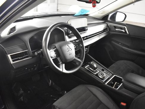 Used 2023 Mitsubishi Outlander SE image 2