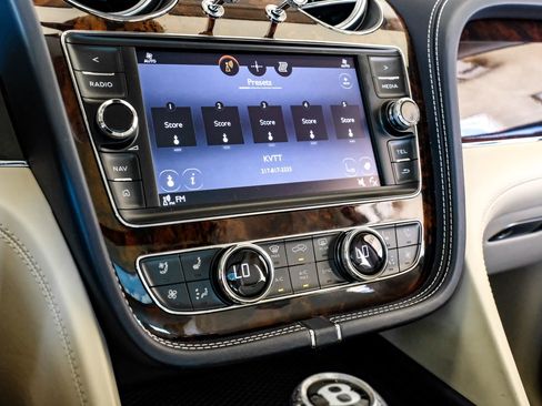 Used 2019 Bentley Bentayga AWD/4WD image 30