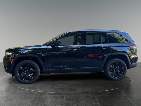Used 2023 Jeep Grand Cherokee Altitude AWD/4WD image 5