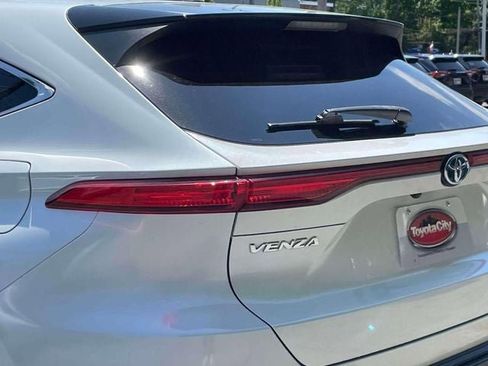 Used 2023 Toyota Venza LE AWD/4WD image 11