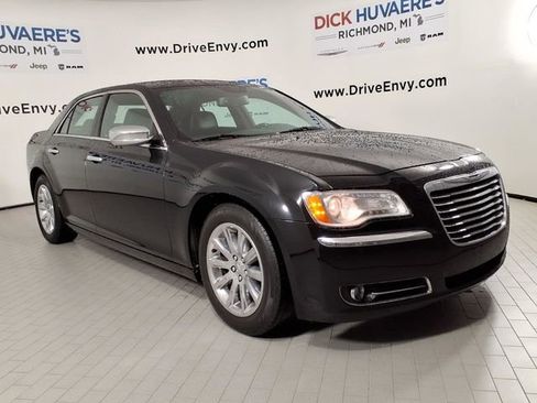 Used 2013 Chrysler 300 C RWD image 3
