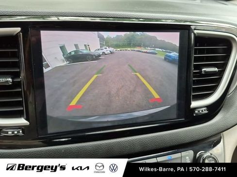 Used 2024 Chrysler Pacifica Touring-L FWD image 18