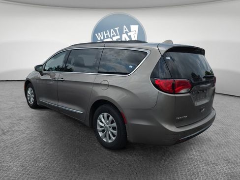 Used 2017 Chrysler Pacifica Touring-L FWD image 6