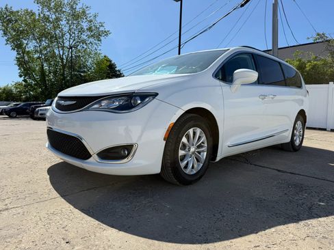 Used 2017 Chrysler Pacifica Touring-L FWD image 6