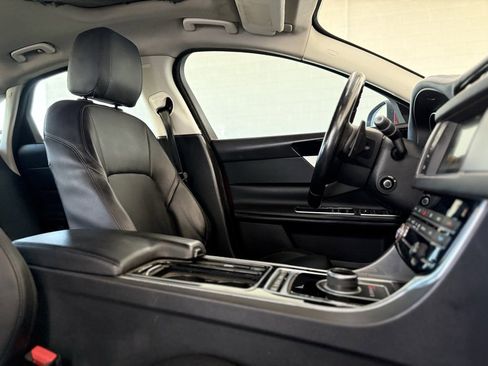 Used 2017 Jaguar XF Premium image 24