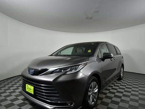 Used 2024 Toyota Sienna Limited image 6