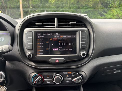 Used 2025 Kia Soul LX w/ LX Technology Package FWD image 20